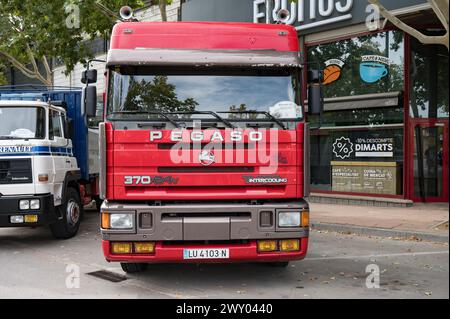Vista frontal de un viejo camión con cabeza de tractor rojo, Pegaso Troner 370 24V 1237 40 TR Turbo Intercooler estacionado en la calle Foto de stock