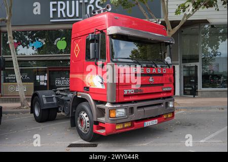 Vista frontal de un viejo camión con cabeza de tractor rojo, Pegaso Troner 370 24V 1237 40 TR Turbo Intercooler estacionado en la calle Foto de stock