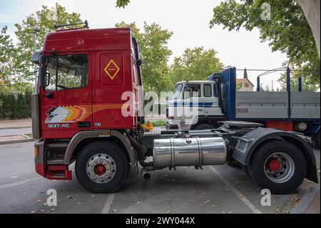 Vista lateral de un viejo camión con cabeza de tractor rojo, Pegaso Troner 370 24V 1237 40 TR Turbo Intercooler estacionado en la calle Foto de stock