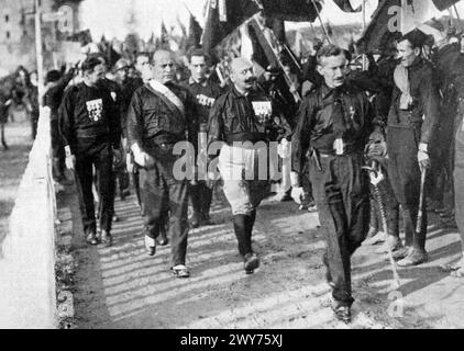 MARZO EN ROMA OCTUBRE DE 1922. Benito Mussolini y sus camisas negras en Nápoles. Las tres figuras centrales de la izquierda son: Benito Mussolini, Italo Balbo y Cesare Maria de Vecchi Foto de stock