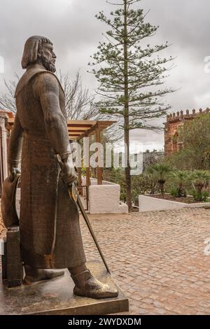 Estatua de Alfonso |||| a la entrada del Castillo de Silves, Algarve, Portugal Foto de stock
