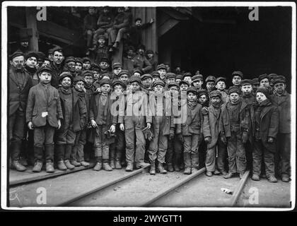 Niños de Mining Breaker trabajando en Ewen Breaker. S. Pittston, Pa, enero de 1911. Fotografía americana vintage 1910s.. Proyecto sobre el trabajo infantil. Crédito: Lewis Hines Foto de stock