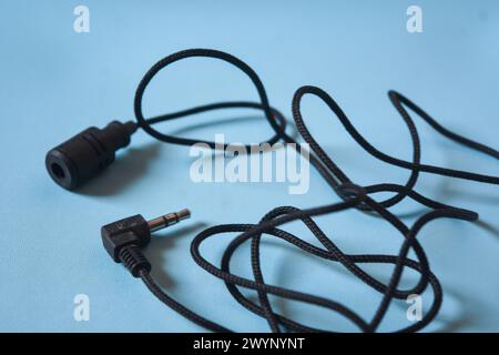 Cable de micrófono negro sobre fondo blanco. Foto de stock