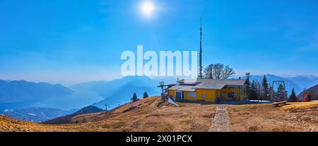 Panorama del paisaje nebuloso de la montaña, el lago Maggiore y la estación superior de Cardada Cimetta telesilla, Ticino, Suiza Foto de stock