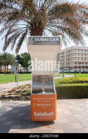 Fuente de agua potable o estación de recarga de botellas en Dubai, Emiratos Árabes Unidos. Foto de stock