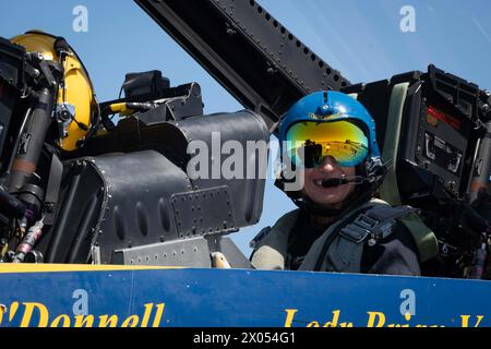 Sean Donoghue, Oficial de la Marina de los EE.UU. De 2da clase, Jefe de tripulación de Blue Angels # 7, proporciona un informe de seguridad previo al vuelo al héroe de la ciudad natal Bethany Davis, en la Base de la Fuerza Aérea Maxwell, Ala., 3 de abril de 2024. Davis, el selectee representante de los medios de comunicación, es un talento en el aire con WSFA-NBC (Montgomery). Fue seleccionada por los Blue Angels para un vuelo a bordo de un F/A-18 Super Hornet antes del 2024 Maxwell Beyond the Horizon Air and Space Show. (Foto de la Fuerza Aérea de EE.UU. Por Melanie Rodgers Cox) Foto de stock