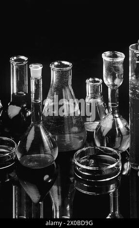 Vintage viejo negro y blanco Foto de conceptos químicos en laboratorio Estudio de vidrio disparado Lokgram Kalyan Maharashtra India Asia. Foto de stock