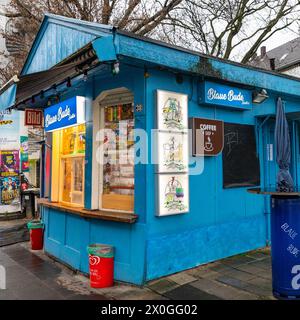 Blaue Bude, icónico quiosco azul y quiosco de prensa que vende aperitivos, bebidas y periódicos en Duisburg Ruhrort, Ruhr Área, Alemania Foto de stock