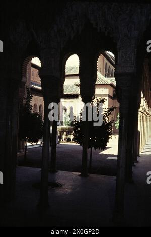 Vista a través de una columnata hasta el Patio de los Leones en el Castillo de la Alhambra en Granada. [traducción automática] Foto de stock