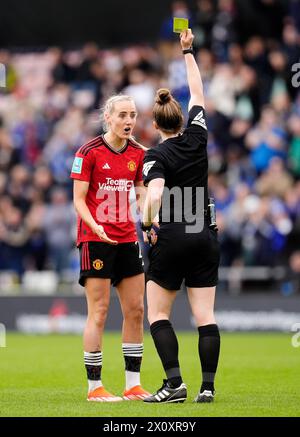 Millie Turner (izquierda) del Manchester United recibe una tarjeta amarilla por la árbitra Kirsty Dowle después de que Lauren James (no en la foto) del Chelsea marcó el primer gol del partido de su equipo durante el partido de semifinales de la Copa FA Femenina de Adobe en el Leigh Sports Village. Fecha de la foto: Domingo 14 de abril de 2024. Foto de stock