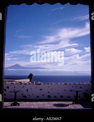 Vista del Pico del Teide en Tenerife desde el Parador de La Gomera, Islas Canarias, España Foto de stock