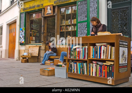 Librería Shakespeare and Company en el barrio latino en el centro de París, capital de Francia UE Foto de stock