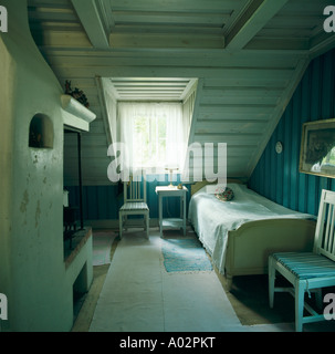 Sinewi Hacer levantar Habitación abuhardillada blanco con alfombras en el piso y pequeño vestidor  anexo Fotografía de stock - Alamy