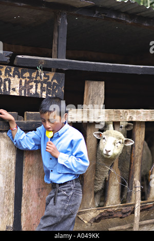 GUATEMALA CAPELLANIA indígenas maya Quiche hombre y sus hijos presentan orgullosamente con su