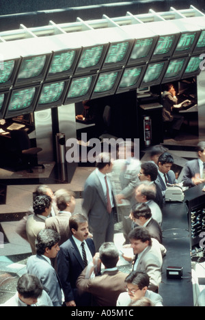 Vista aérea de comerciantes y hombres de negocios en el piso de la Bolsa de Valores de Ciudad de México Foto de stock
