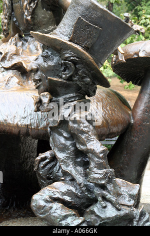 Alice in Wonderland escultura en bronce de José de Creeft en el Central Park de Nueva York. Detalle del Mad Hatter.
