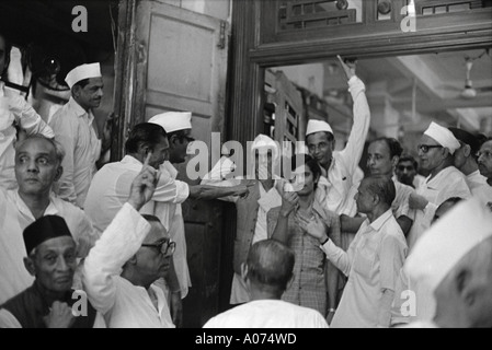 Vieja vendimia 1970s Bolsa de Valores hombres vestidos de India vestido kurta Gandhi topi sombrero gorra comercio en Bombay Mumbai Maharashtra India India Asia India asiático Foto de stock