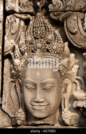 Elegante frente al templo Bayon de Angkor en Camboya 2 Foto de stock