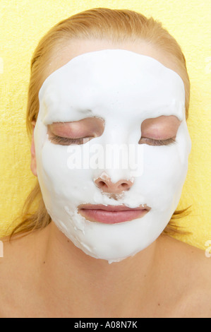 Frau mit einer Gesichtsmaske Kosmetiksalon im, mujer con máscara facial en el salón de belleza Foto de stock