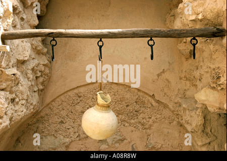 Omán, Wasserkrug aus Ton im Fort von Nizwa, la lanzadora dentro de Nizwa Fort Foto de stock
