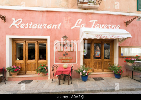 Restaurante tradicional en el casco antiguo de la ciudad, L'Ile Rousse, La Balagne, Córcega, Francia