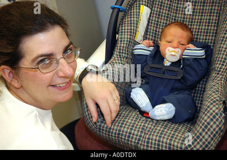 Familia de salir del hospital con el nuevo bebé Fotografía de stock - Alamy