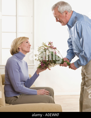 Hombre regalar flores a su esposa Foto de stock