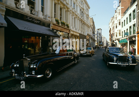 New Bond Street en Londres. Casa de tiendas de lujo como Karl Lagerfield con Rolls Royce y Bentley coches aparcados fuera