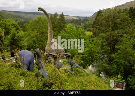 Mundos mayores parque de dinosaurios en el Dan yr Ogof Showcaves en el Parque Nacional de Brecon Beacons Gales Powys UK Foto de stock