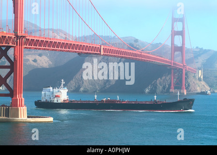 Petrolero navegando bajo el puente Golden Gate en San Francisco California bay Foto de stock