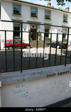 Mensajes a los Beatles escrito en la pared de Abbey Road Studios