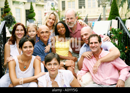 Las parejas gay relajándose juntos