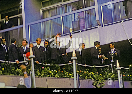 Bobby Moore, Capitán de Inglaterra el equipo de fútbol ganador de la Copa Mundial trofeo Jules Rimet mantiene a flote el 30 de julio de 1966 JMH0911