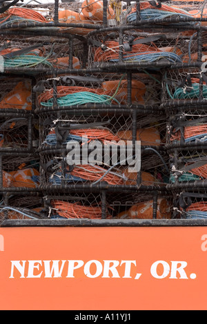 Un buque pesquero de Newport, Oregon, está cargado con potes de cangrejo. Foto de stock