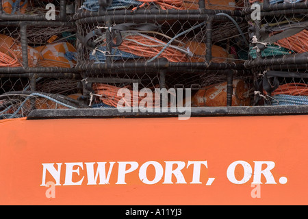 Un buque pesquero de Newport, Oregon, está cargado con potes de cangrejo. Foto de stock