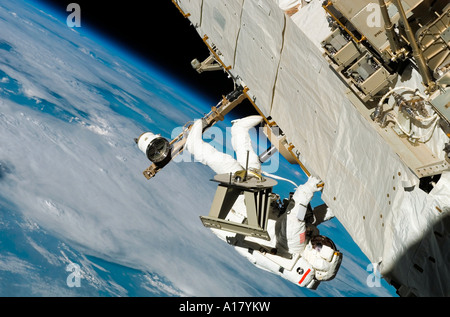 Un astronauta especialista de misiones rastrea a lo largo de una cercha en la Estación Espacial Internacional Foto de stock