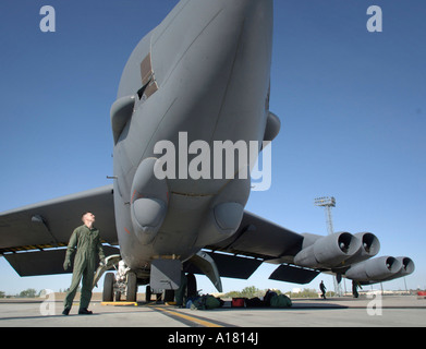Capitán con el 23º Escuadrón de bombas realiza una inspección alrededor de un B-52 Stratofortress Foto de stock
