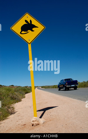 Señal de Carretera amarilla de advertencia del peligro Bilby, en el oeste de Australia.