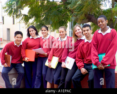 Grupo multicultural de jóvenes adolescentes étnicos felices 15-17 años fuera en el patio de la escuela Foto de stock