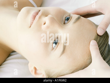 Una mujer con masaje de cabeza Foto de stock