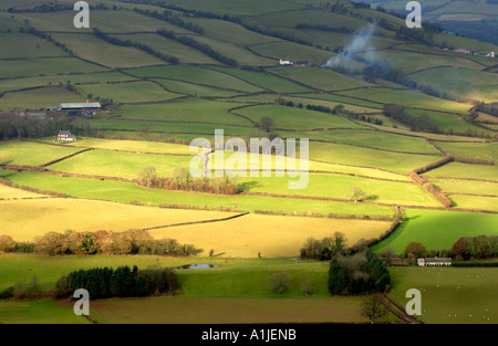 Ver más tierras de cultivo, resaltada en el sol de invierno, en el curso alto del río Usk Valley, cerca de Brecon Powys en Gales UK