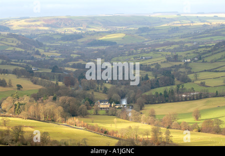 Vista sobre el curso alto del río Usk Valley, cerca de Brecon Powys en Gales UK mostrando Penpont House