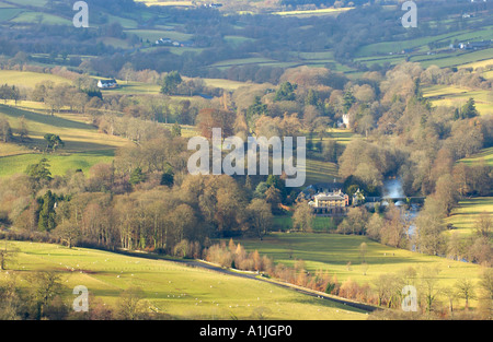 Vista sobre el curso alto del río Usk Valley, cerca de Brecon Powys en Gales UK mostrando Penpont House
