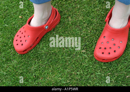 Sandalias Crocs rojo Fotografía de stock - Alamy