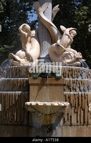 Fuente ornamentada en el parque del Buen Retiro en verano Madrid España UE Europa Foto de stock