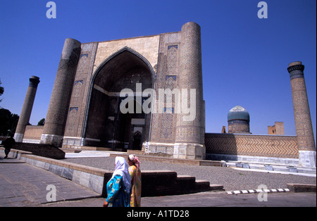Fachada de la Mezquita de Bibi Khanym, Samarcanda, Uzbekistán, en el Asia central. Foto de stock