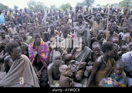 Sudán del sur de agosto de 1998 el hambre. Las madres y los niños se reúnen a la espera de ser llamados PARA LA ALIMENTACIÓN GENERAL Foto de stock