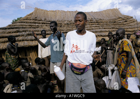 Sudán del sur de agosto de 1998 hambre .LLAMANDO A LOS NIÑOS PARA LA ALIMENTACIÓN GENERAL Foto de stock