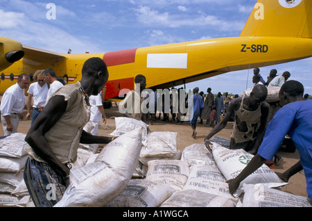 Sudán del sur de agosto de 1998 el hambre. Ayuda a los trabajadores y lugareños descargar sacos de UNIMIX ENTREGADO POR AVIÓN BUFFALO Foto de stock