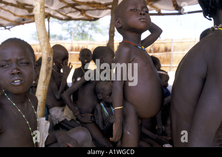Sudán del sur de agosto de 1998 HAMBRE AJIEP alimentación suplementaria para niños esperan alimentos 1998 Foto de stock